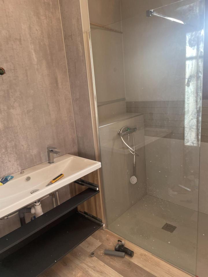 <p>Salle de bain complète, Vichy</p>